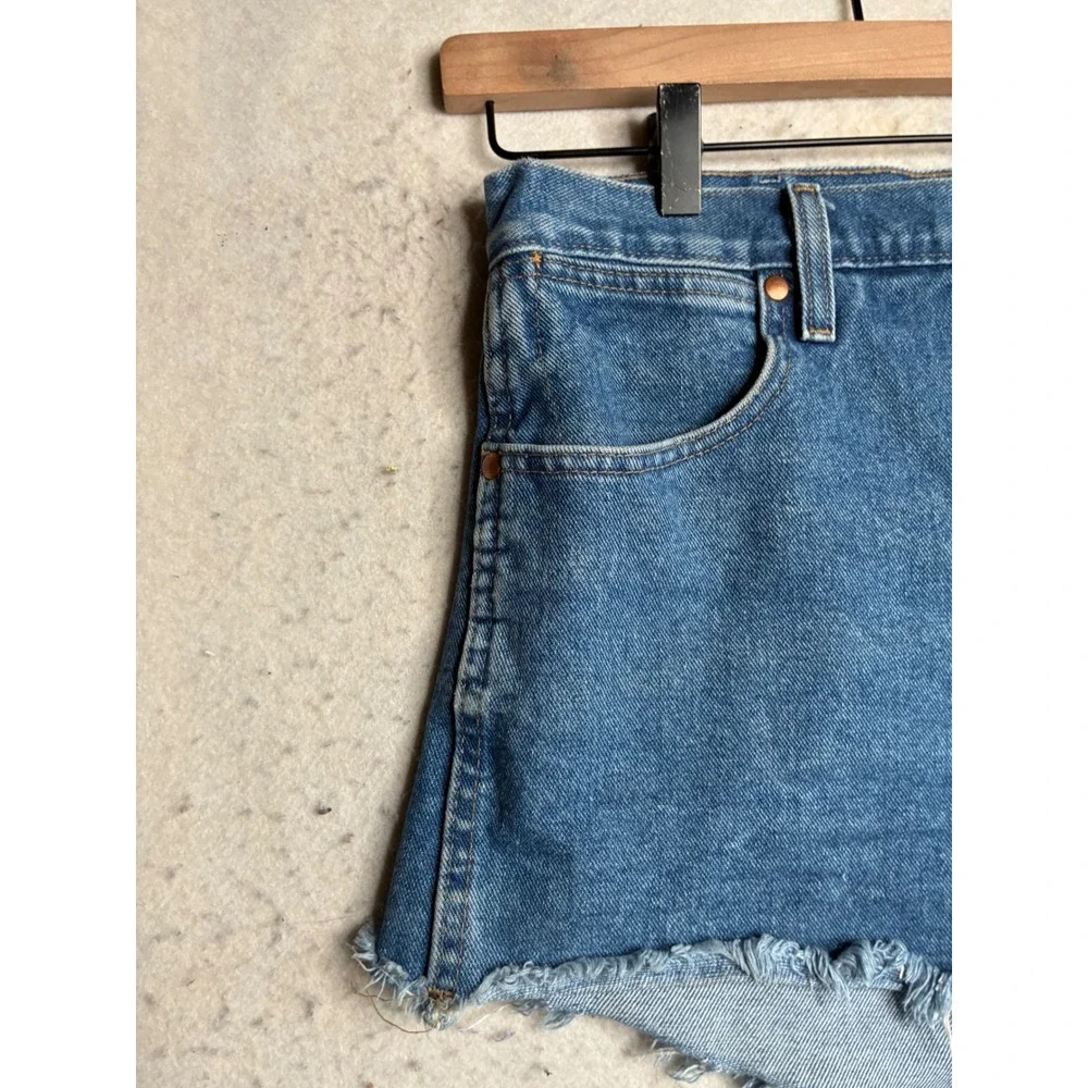 Wrangler 13MWZ Cowboy Cut Denim Shorts Medium Wash Raw Hem Blue Mens 30